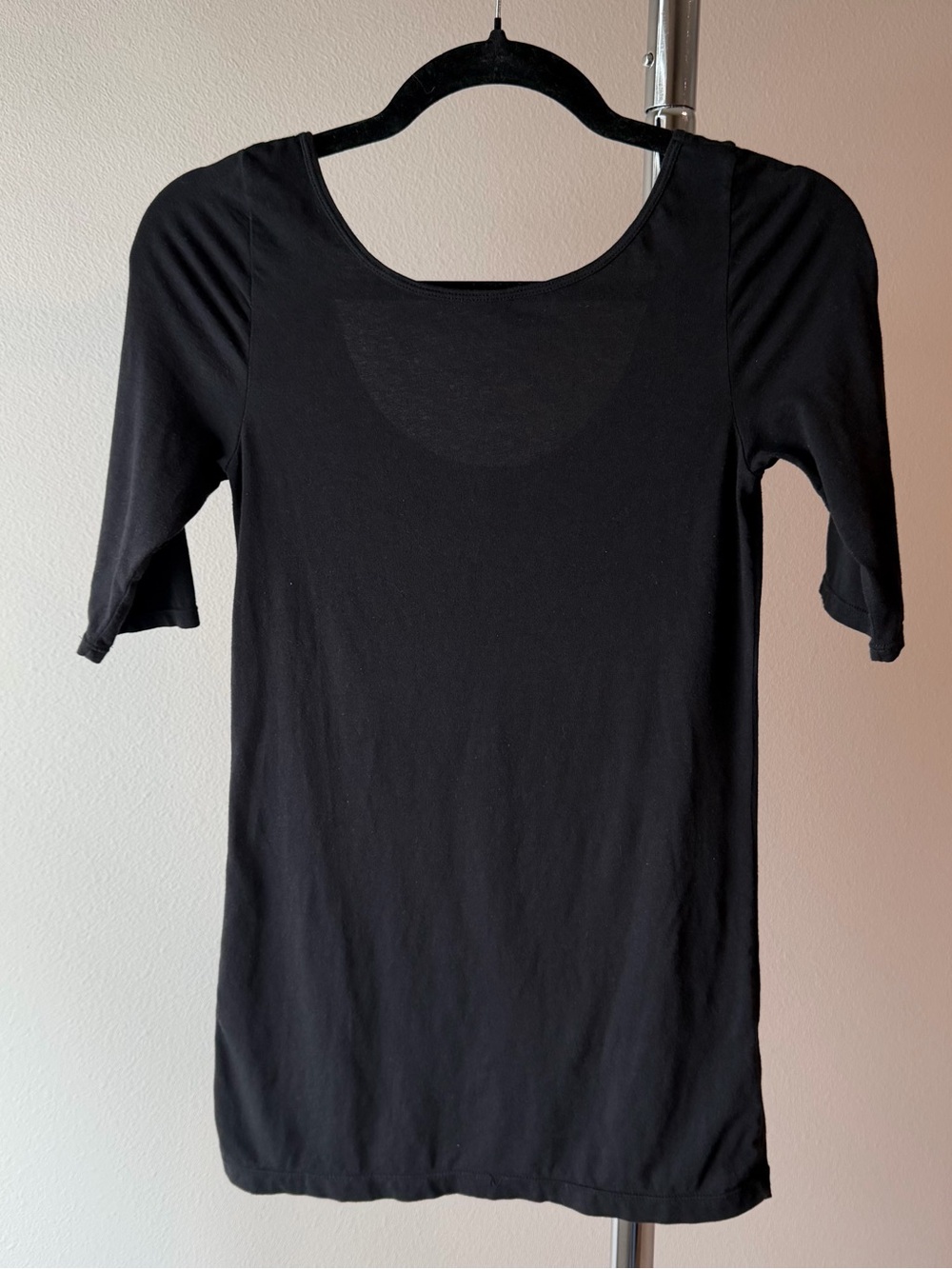 Aritzia Talula Size Medium Scoop Neck Short Sleeve Cotton Top in Black GUC